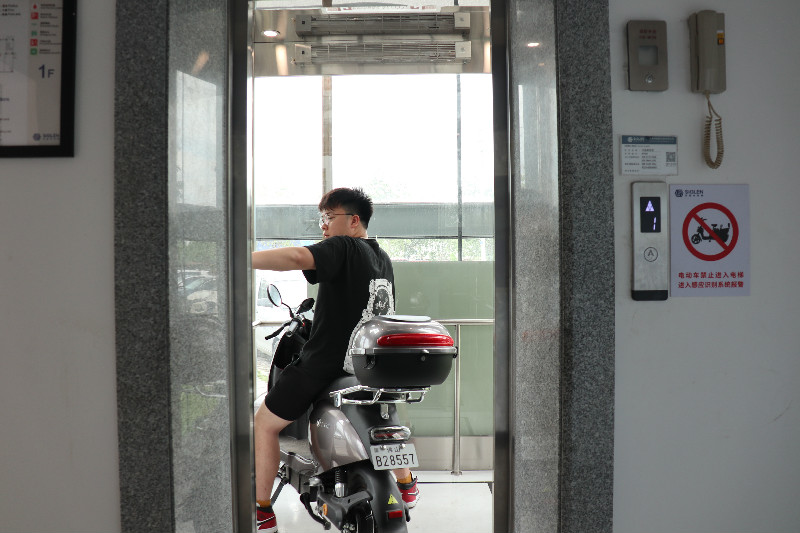 電動車燃爆事故讓人揪心！如何杜絕電動車入梯上樓問題？這“妙招”就該全國推廣！
