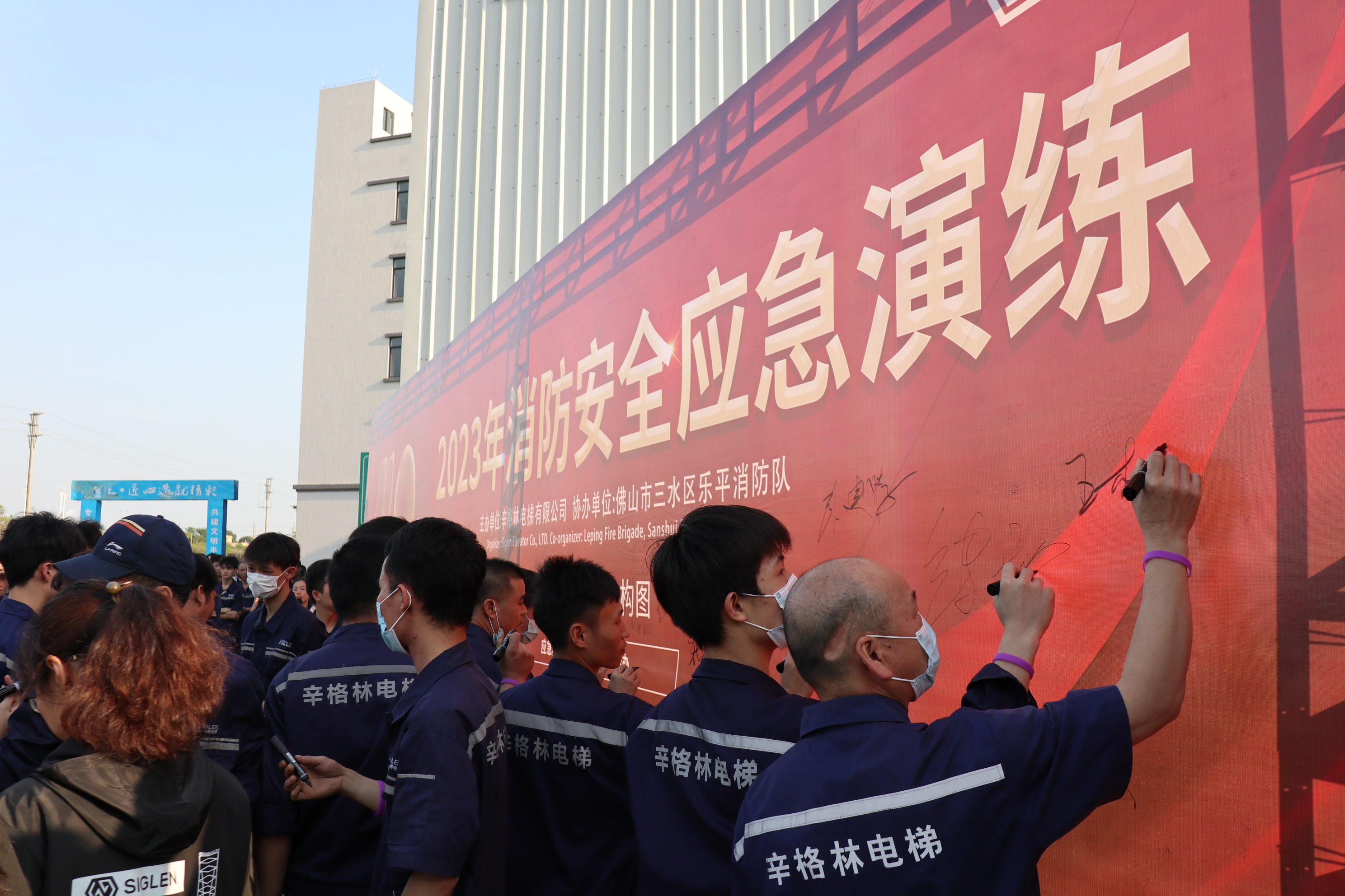 還在那問無機(jī)房小型電梯價格？辛格林電梯：找合適的電梯不止看價格！