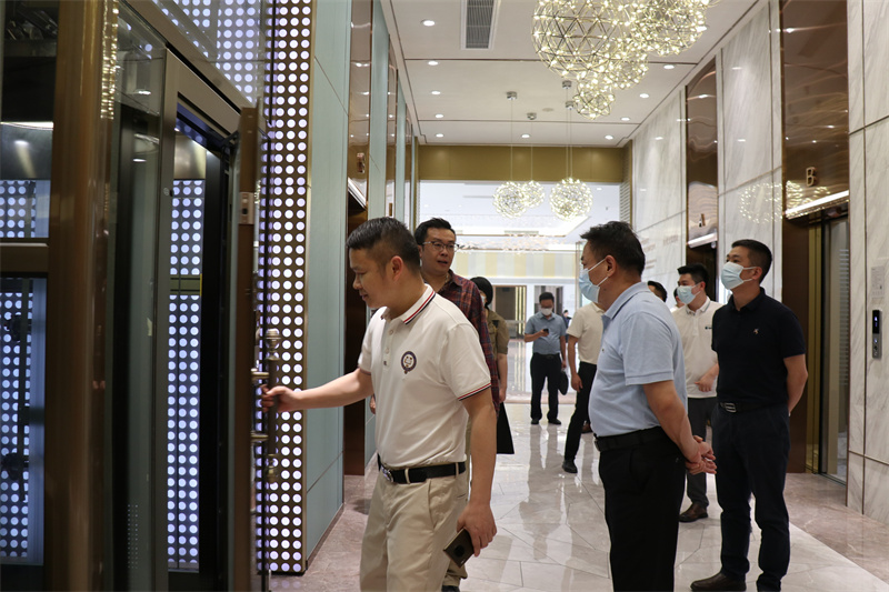 看了六層樓電梯價格表，業(yè)主馬上決定選擇辛格林電梯！
